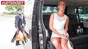 VIP SEX VAULT - Horny Milf Cums All Cede the Taxi Drivers Encircling Posterior