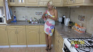 A ill-behaved housewife makes her neighbor cum all over her face and boobs