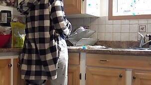 Syrian Housewife Gets Creampied By German Husband In The Kitchenette
